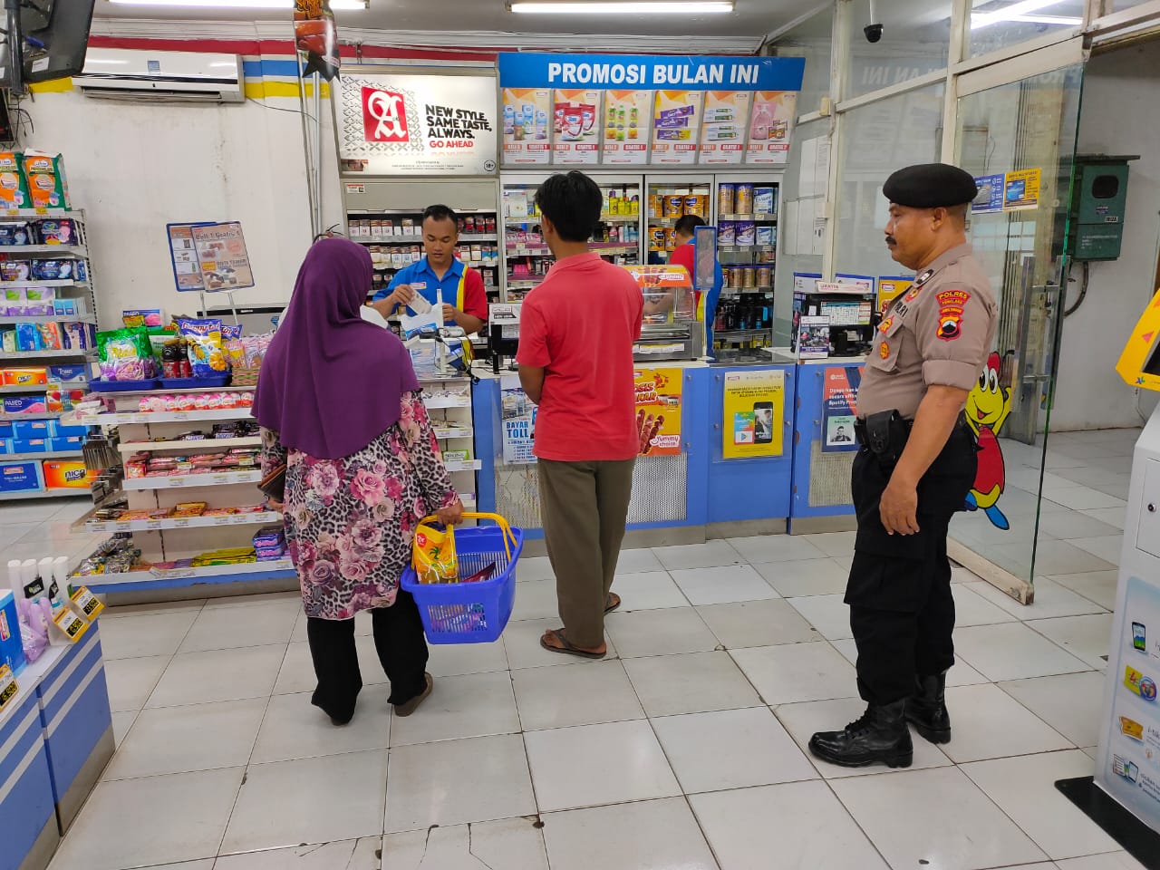 Polsek Ampelgading Patroli Antisipasi Kajahatan Di Minimarket