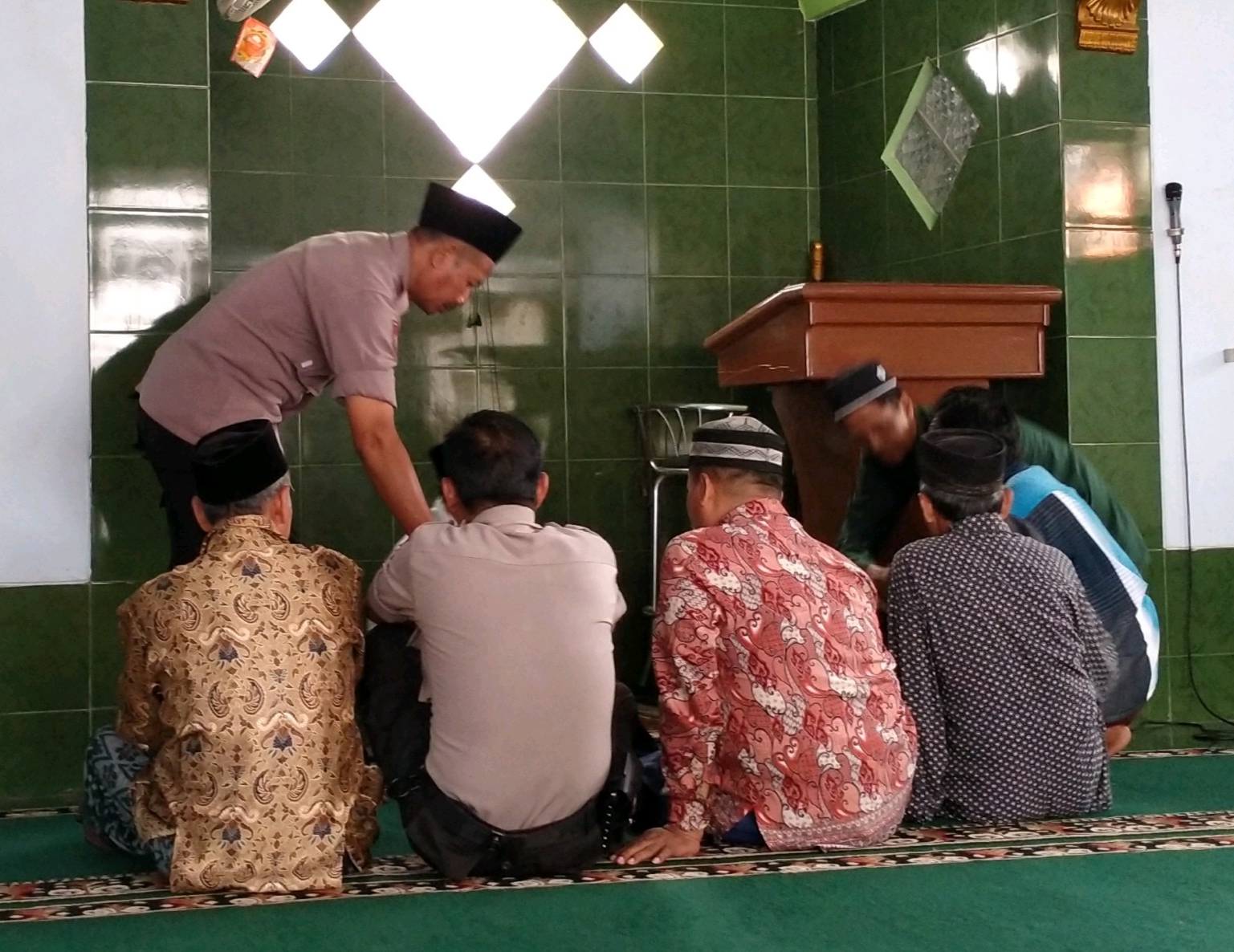 Jaga Ukhuwah Islamiyah, Personil Polsek Taman Polres Pemalang Rutin Lakukan Shalat Dzuhur Berjama’ah