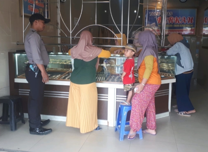 Personil Polsek Taman Polres Pemalang Patroli Pertokoan Emas Pasar Banjardawa