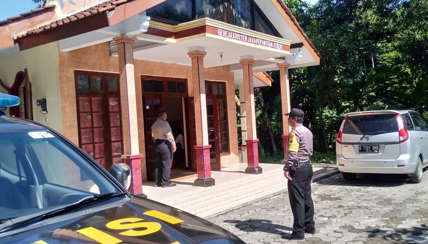 Patroli Polsek Taman Polres Pemalang Berikan Pengamanan Kebaktian Rutin Gereja
