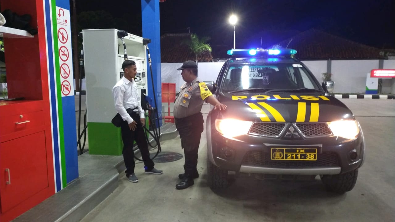 Patroli Polsek Taman Polres Pemalang Berikan Pesan Kamtibmas Kepada Petugas Operator SPBU