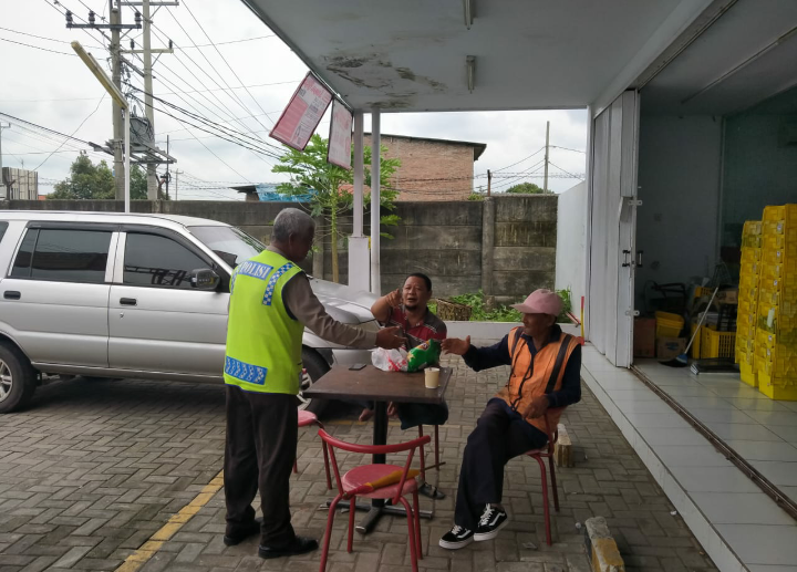 Patroli Polsek Petarukan Sambangi Tukang Parkir Minimarket, Beri Himbauan Kamtibmas