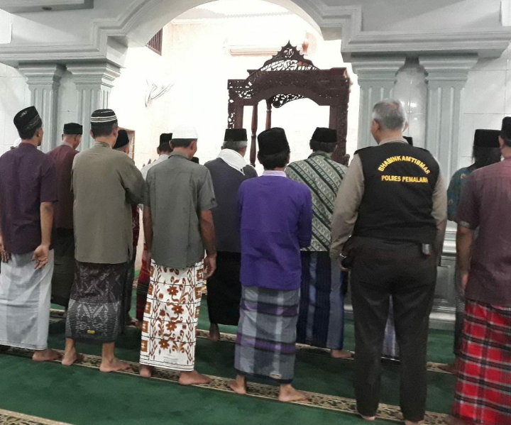 Melalui Kegiatan Memakmurkan Masjid Anggota Polsek Petarukan Melaksanakan Sholat Shubuh Berjamaah