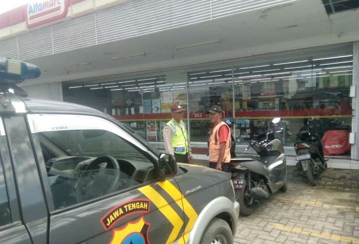 Patroli Polsek Petarukan Sambangi Tukang Parkir Minimarket, Beri Himbauan Kamtibmas