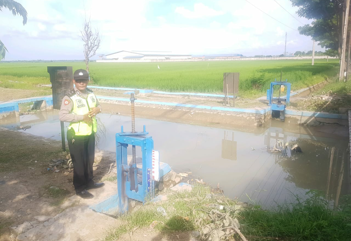 Polsek Petarukan Patroli Debit Air Guna Antisipasi Banjir Di Sungai Kalijati