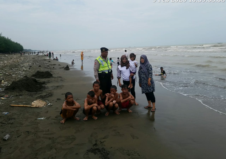 Antisipasi Tenggelam, Patroli Polsek Petarukan Keliling Pantai Pariwisata