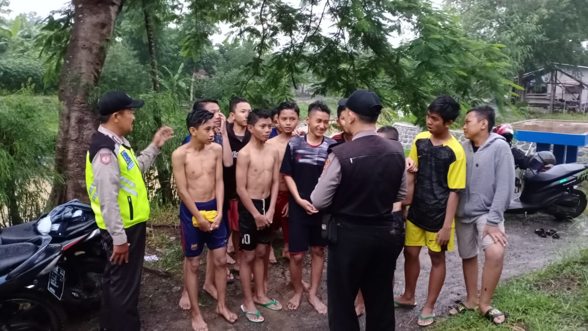 Patroli Polsek Pemalang , Himbau Remaja Tidak Bermain Dan Mandi Di Sungai
