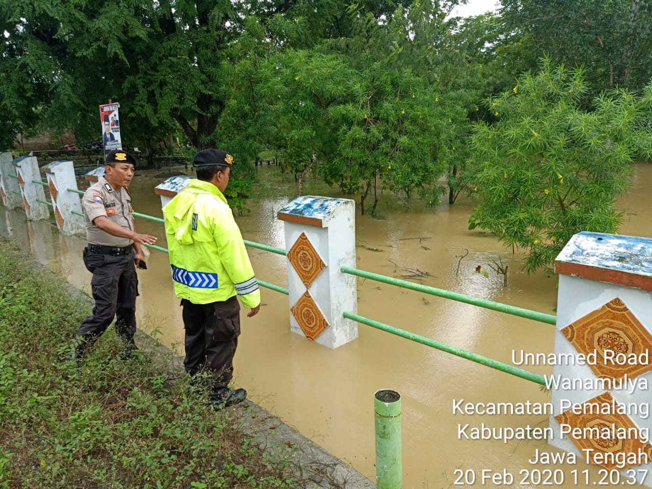 Waspada Banjir, Kapolsek Pemalang Cek langsung Ketinggian Debit Air Sungai Kali Rambut