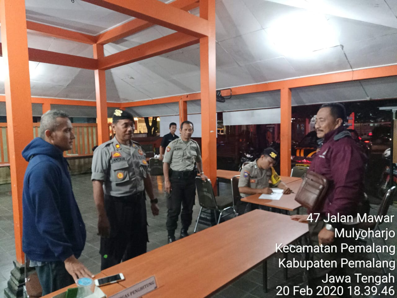Patroli Di KPU , Kapolsek Pemalang Dan Anggota Komitmen Dukung Suksesnya Pilkada