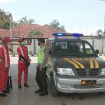 Patroli Sabhara Polsek Taman Sampaikan Pentingnya Memakai Masker Kepada Petugas Operator SPBU