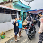 Personel Polsek Watukumpul Polres Pemalang Sambangi Anak-Anak Berikan Pesan Ayo Pakai Masker