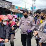 Kapolsek Watukumpul Polres Pemalang Pimpin Aksi Bagi – Bagi Masker Serentak