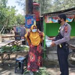 Personil Polsek Petarukan Himbau 5M dan Bagikan Masker di tempat Wisata Joko Tingkir