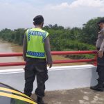 Personil Sabhara Polsek Taman Pantau Debit Air Sungai