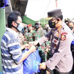 Panglima TNI dan Kapolri Sosialisasi Vaksin Keliling dan Serahkan Langsung Bansos ke Warga Jakarta