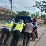 Petugas Pos Pam Onggorawe Polres Demak Bantu Mobil Mogok di Jalan Pantura