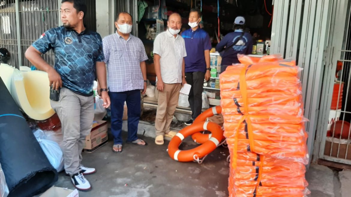 Hari Bhayangkara ke-76, Polri Sumbang Apar dan Pelampung Pada Kelompok Nelayan Juwana Pati